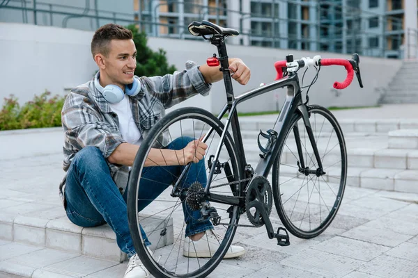 Bike Tire Problem Good Looking Young Man Fixing Problem Bike — Stock Photo, Image