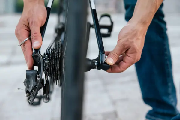 Cykeldäcksproblem Närbild Mans Händer Fastställande Ett Problem Med Cykeldäck — Stockfoto