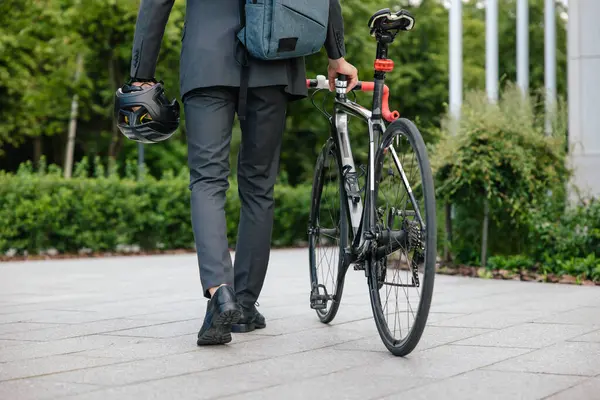 生态交通 办公室里穿着西装 骑自行车的男人 — 图库照片