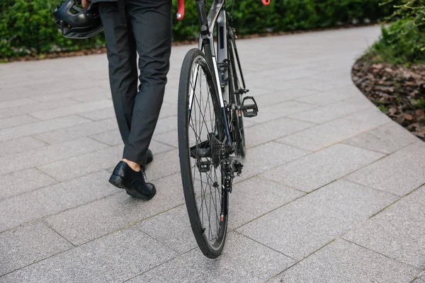 Ökotransport Mann Anzug Mit Fahrrad Bürobereich — Stockfoto