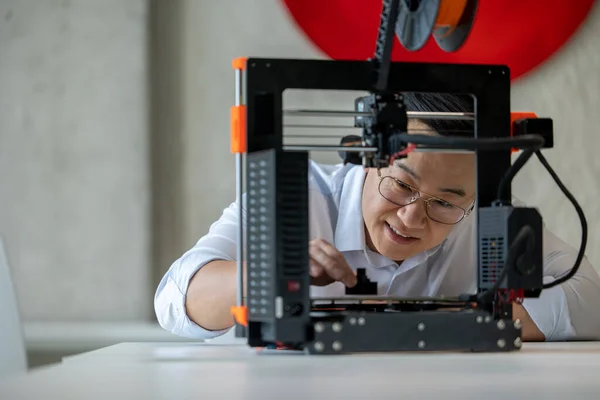亚洲男性设计师在办公室使用3D打印机 运用新技术理念 — 图库照片