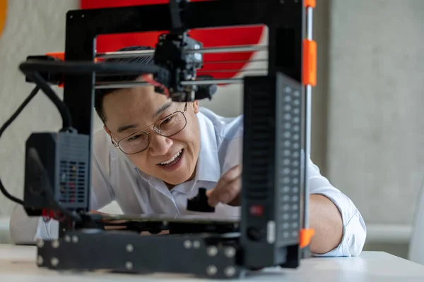 亚洲男性设计师在办公室使用3D打印机 运用新技术理念 — 图库照片
