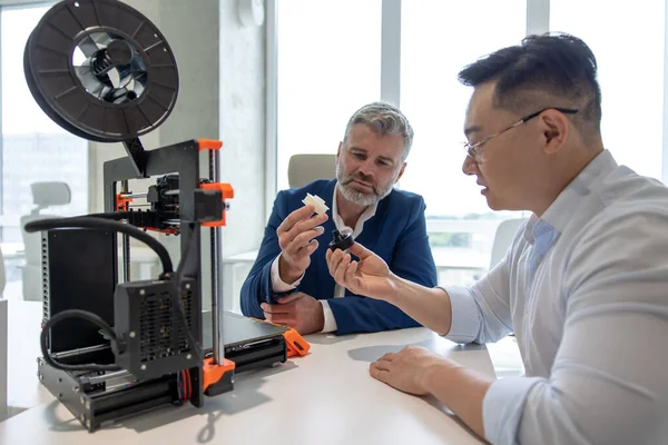 创新的工业工程师用3D打印机制造复杂部件 科学家用高科技机器进行未来设计 — 图库照片