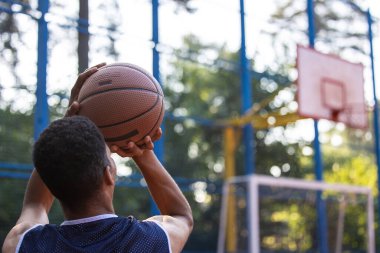 Kararlılık, engelli birinin takım sporunda üstün olması. Tekerlekli sandalyedeki basketbolcu profesyonel gibi top sürüyor, şut atmaya ve gol atmaya hazır..