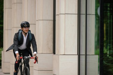 Sabah gezintisi. Bisikletli gülümseyen genç iş adamı