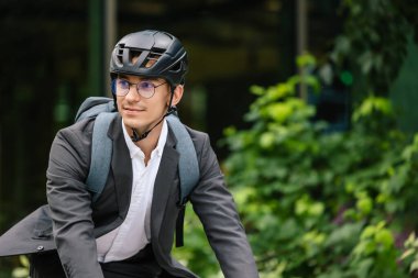 Ofise giden yol. Genç yönetici bisikletle ofise gidiyor.