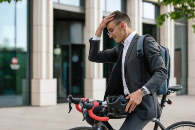 Çevre taşımacılığı. Genç müdür bisikletle ofise geliyor.