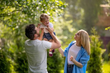 Hafta sonu. Mutlu ebeveynler çocuklarıyla dışarıda vakit geçiriyorlar.