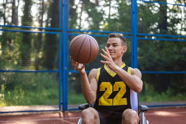 Joven Hombre Caucásico Silla Ruedas Jugando Baloncesto Aire Libre — Foto de Stock
