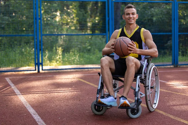 Portret Van Rolstoel Basketbalspeler Holding Handicap Outdoor Basketbalveld — Stockfoto
