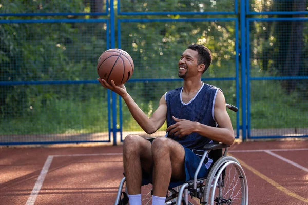 Happy Basketball Speler Met Een Handicap Maakt Gebruik Van Rolstoel — Stockfoto