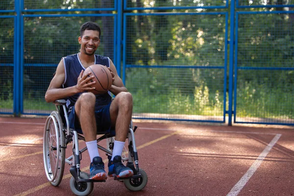 Happy Basketball Speler Met Een Handicap Maakt Gebruik Van Rolstoel — Stockfoto