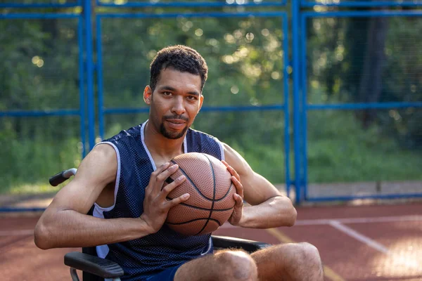 Portret Van Basketbalspeler Rolstoel Open Speeltuin Kijkend Naar Camera — Stockfoto
