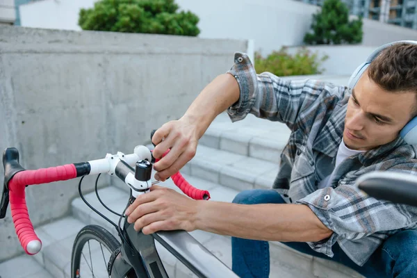 Ремонт Велосипедов Улыбающийся Молодой Человек Решает Проблему Велосипедом — стоковое фото