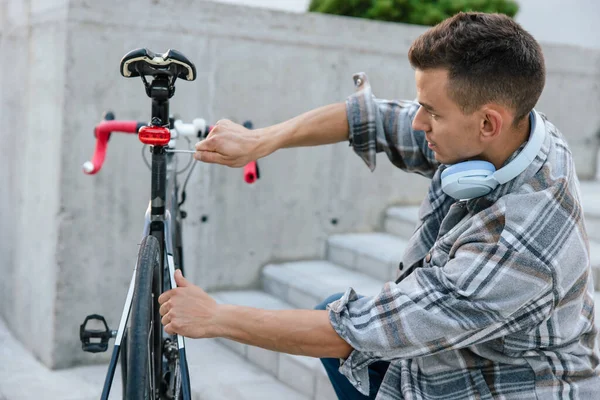 Problem Bike Young Guy Looking Concentrated While Repairing Bike — Stock Photo, Image