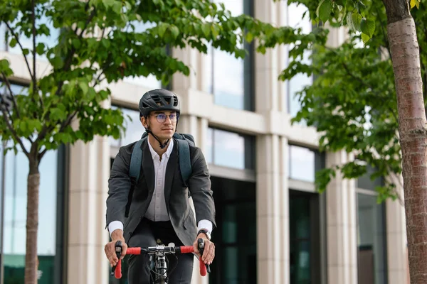 Powierzchnia Biurowa Mężczyzna Jeżdżący Rowerze Biurze — Zdjęcie stockowe