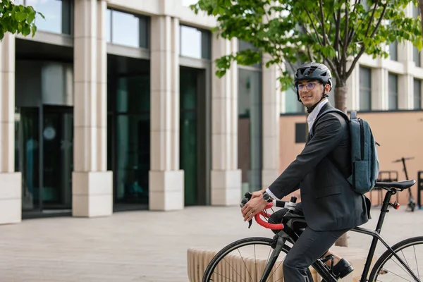 Transport Ekologiczny Młody Menedżer Przychodzi Biura Rowerem — Zdjęcie stockowe
