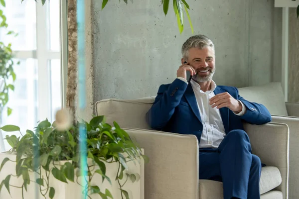 Szczęśliwy Dojrzały Biznesmen Biurze Rozmawia Przez Telefon Komórkowy Profesjonalny Menedżer — Zdjęcie stockowe