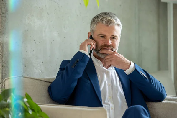 Pensive Dojrzały Biznesmen Biurze Rozmawia Przez Telefon Komórkowy Profesjonalny Menedżer — Zdjęcie stockowe