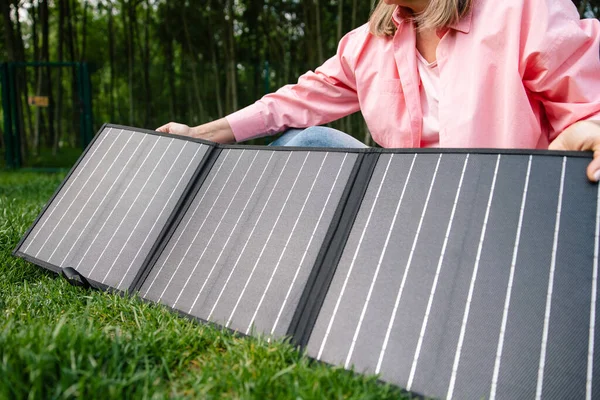Mujer Irreconocible Sosteniendo Panel Solar Jardín —  Fotos de Stock