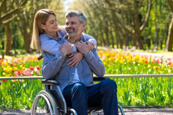 Hombre Discapacitado Silla Ruedas Con Esposa Caminando Parque —  Fotos de Stock