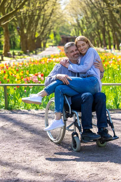 Femme Son Mari Handicapés Posant Dans Parc Fleurs — Photo