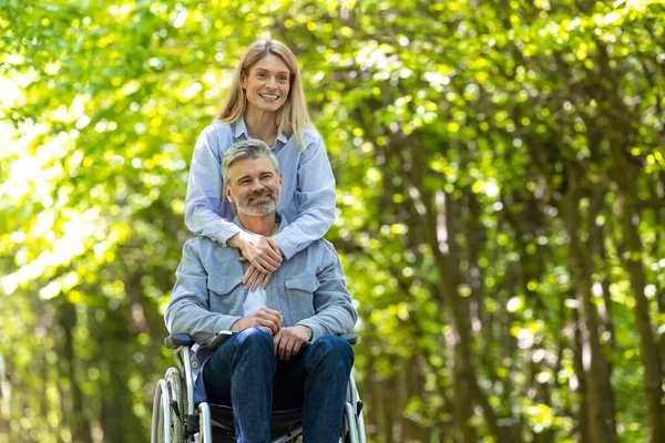 Älskad Medelålders Fru Och Handikappad Man Rullstol Promenader Parken — Stockfoto