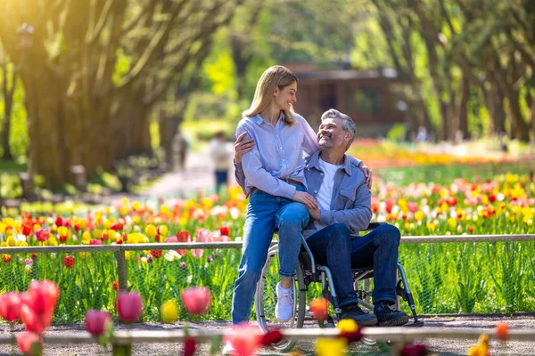 Aimer Couple Caucasien Mari Handicapé Fauteuil Roulant Femme Dans Parc — Photo