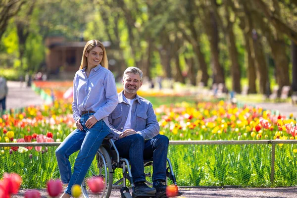 Handikappad Man Rullstol Med Fru Går Parken — Stockfoto