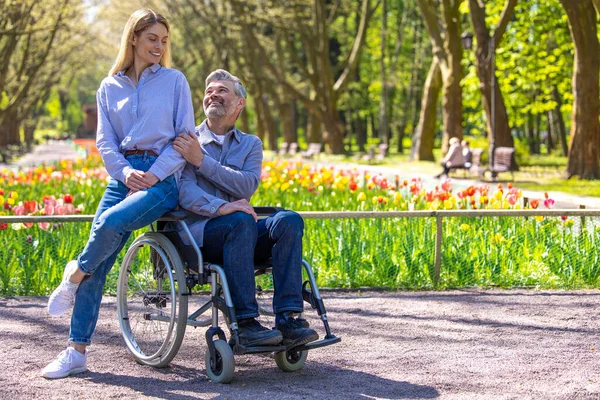 Handicapés Fauteuil Roulant Avec Femme Marchant Dans Parc — Photo