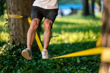 İpte. İpin üzerinde yürüyen erkek bacaklarının resmini çek.