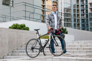 Bisikletli bir adam. Caddedeki merdivenlerde bisikletli bir adam.