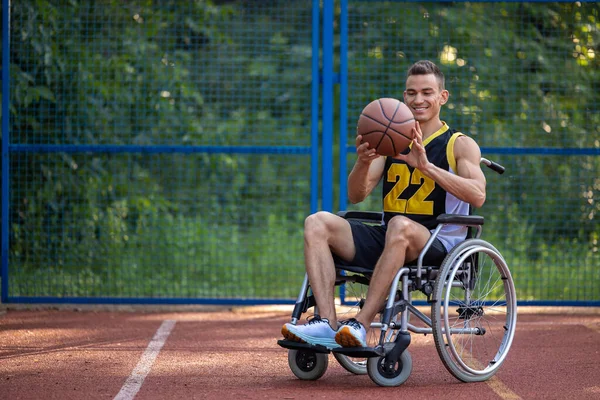 Portret Van Rolstoel Basketbalspeler Holding Handicap Outdoor Basketbalveld — Stockfoto