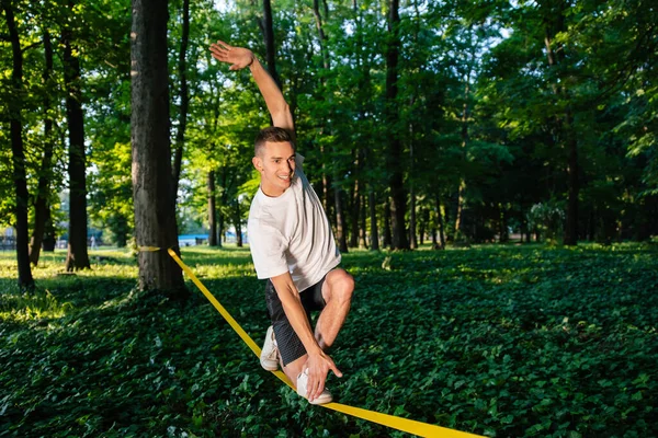 バランス ロープのバランスをとるスポーツウェアの男 — ストック写真