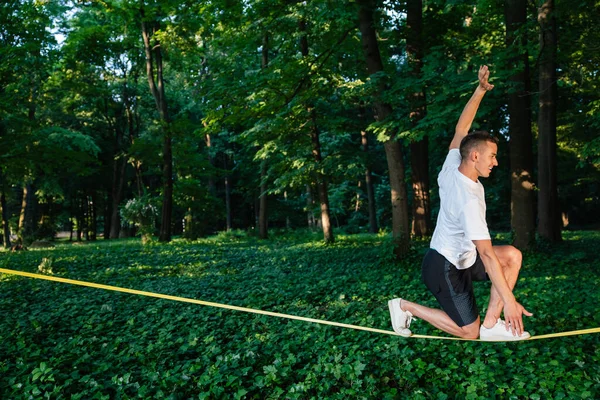 Ausgewogen Mann Sportkleidung Balanciert Auf Dem Seil — Stockfoto