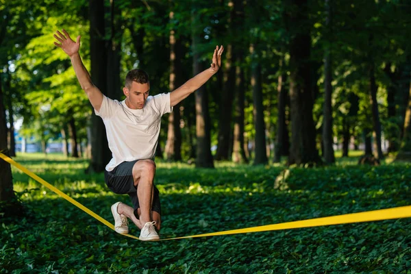 Konzentriert Junger Mann Sportkleidung Läuft Auf Dem Seil Und Sieht — Stockfoto