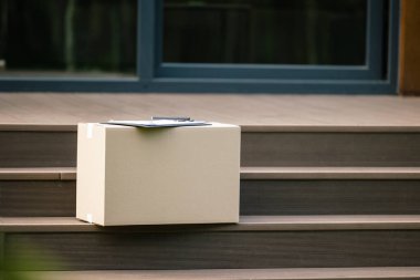 Bağlantı kurulamayan teslimat servisi, karton kutu teslim edilip kapının önüne bırakılmış..