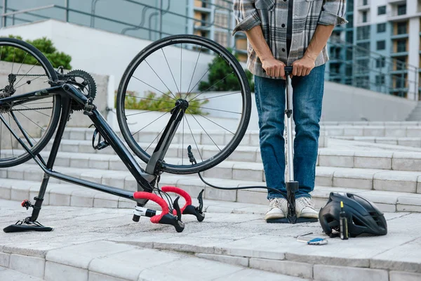 Problema Con Una Bicicleta Joven Arreglando Problema Con Neumático —  Fotos de Stock