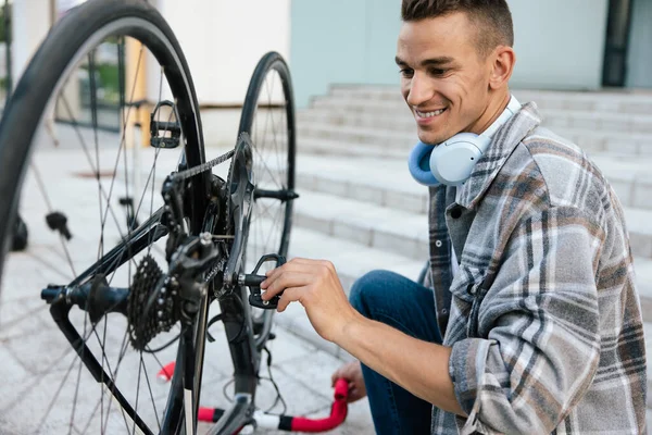 Fahrradreparatur Lächelnder Junger Mann Repariert Ein Problem Mit Einem Rad — Stockfoto