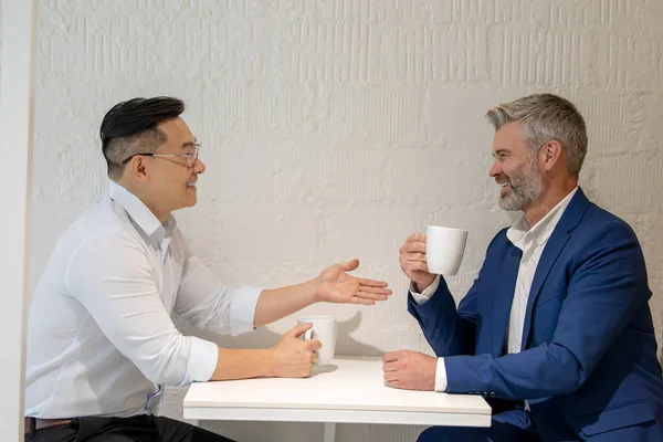 Zwei Geschäftsleute Machen Pause Trinken Kaffee Und Besprechen Geschäftsstrategie Büro — Stockfoto