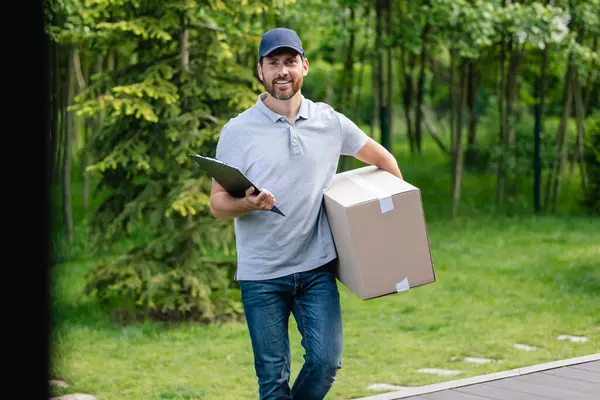 Postacı Dışarıda Paket Belge Taşıyor Müşteriye Paket Teslim Ediyor — Stok fotoğraf
