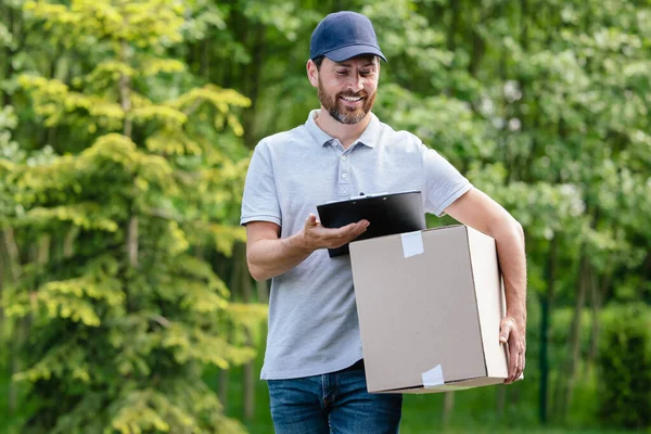Postacı Dışarıda Paket Belge Taşıyor Müşteriye Paket Teslim Ediyor — Stok fotoğraf