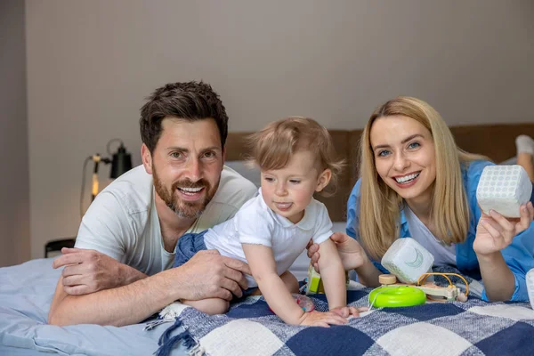 Ευτυχία Χαμογελώντας Χαριτωμένο Οικογένεια Στο Κρεβάτι Αναζητούν Ικανοποιημένοι — Φωτογραφία Αρχείου