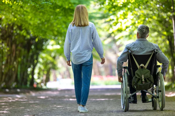 Homme Handicapé Fauteuil Roulant Marchant Parc Avec Femme — Photo