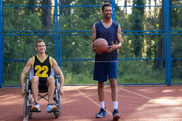 Hombre Jugando Baloncesto Con Amigo Discapacitado Silla Ruedas Cancha Aire —  Fotos de Stock