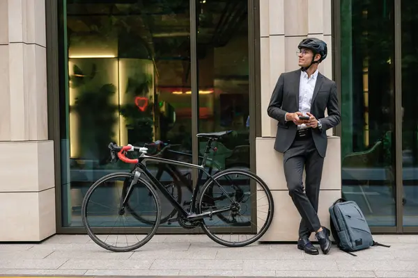 生态交通 穿着西装站在自行车旁边的商人 — 图库照片