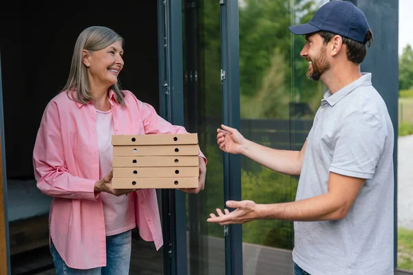 Teslimatçı Pizza Kutusunu Evin Önünde Bayan Müşteriye Ver — Stok fotoğraf