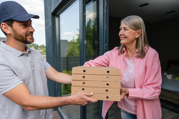 Evin Önünde Pizzayla Ilgilenen Kurye Kadın Müşteriye — Stok fotoğraf