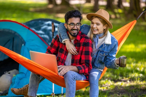 Digital Nomad Young Freelancer Working Laptop Forest His Girlfriend Next — Stock Photo, Image