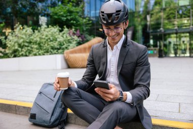 Kahve molası. Takım elbiseli genç bir adam ve elinde kahve fincanı olan koruyucu bir kenevir.